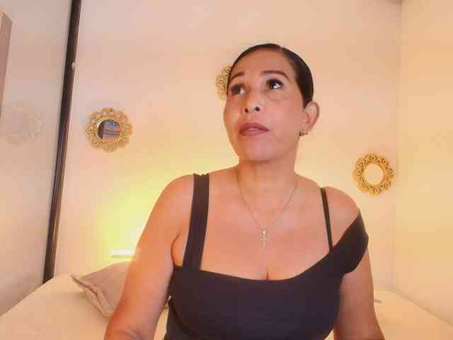 Shanon-mature webcam