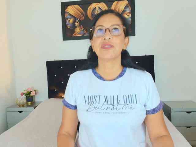 Shanon-mature webcam