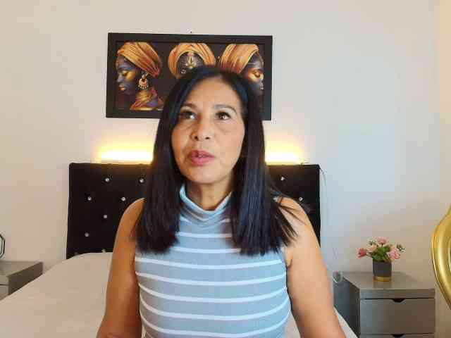 Shanon-mature webcam