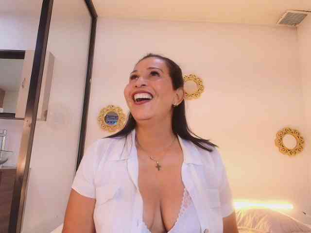 Shanon-mature webcam