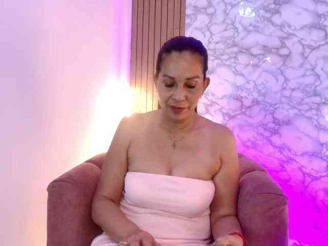 Shanon-mature webcam