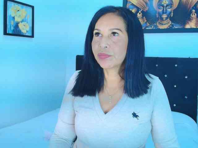 Shanon-mature webcam