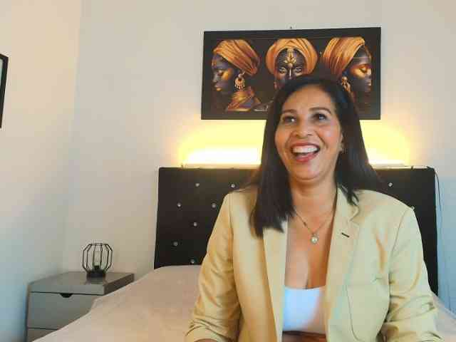 Shanon-mature webcam