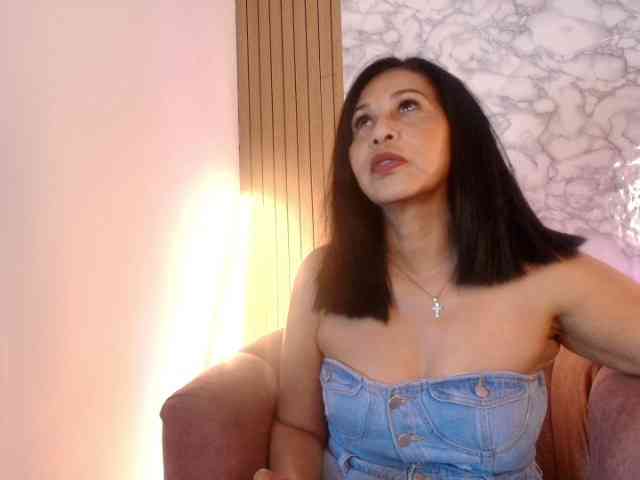 Shanon-mature webcam