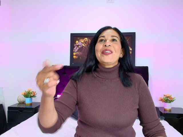 Shanon-mature webcam