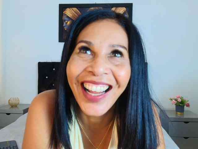 Shanon-mature webcam