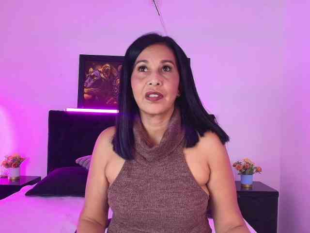 Shanon-mature webcam