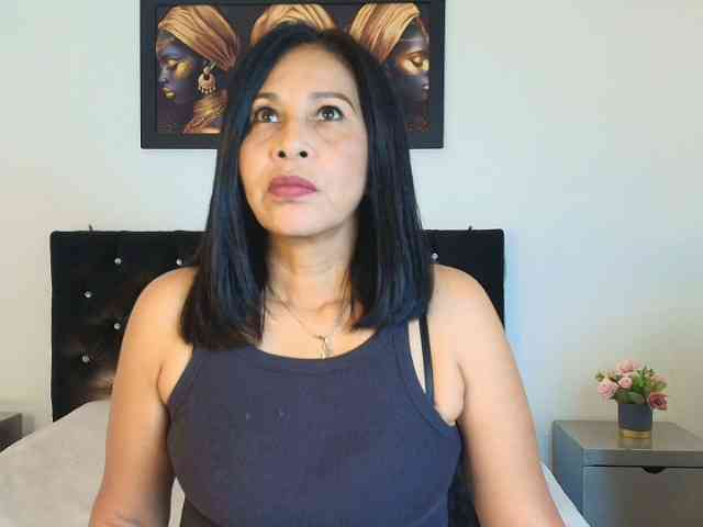 Shanon-mature webcam