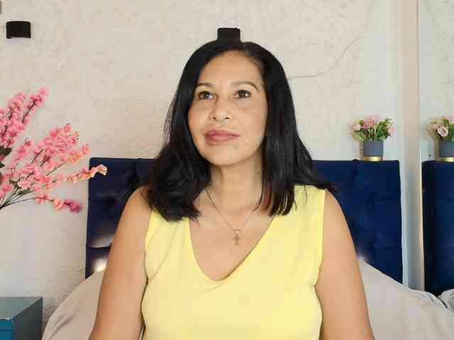 Shanon-mature webcam