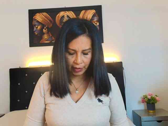 Shanon-mature webcam
