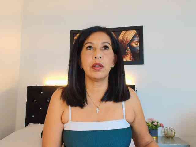 Shanon-mature webcam