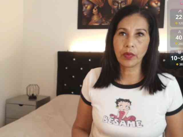 Shanon-mature webcam