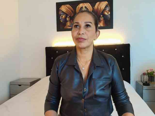 Shanon-mature webcam