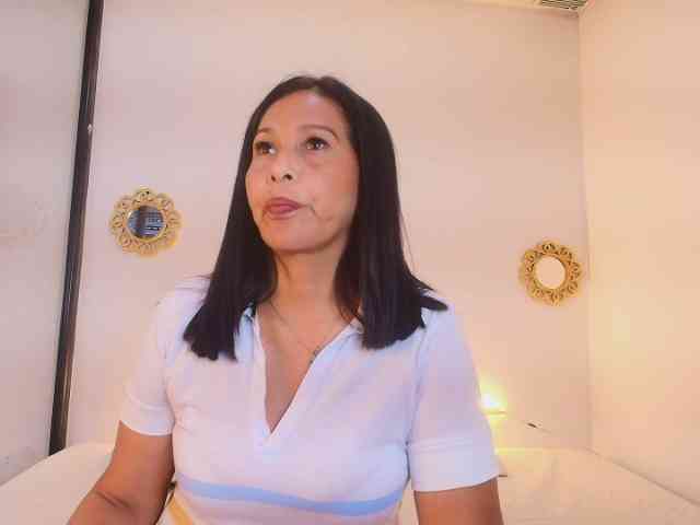 Shanon-mature webcam
