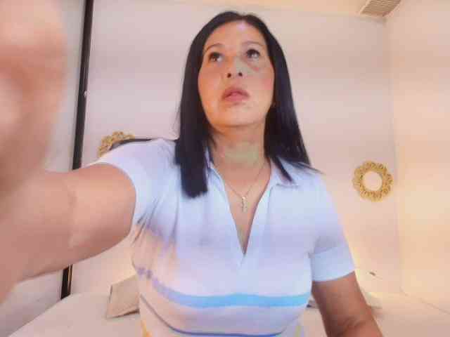Shanon-mature webcam