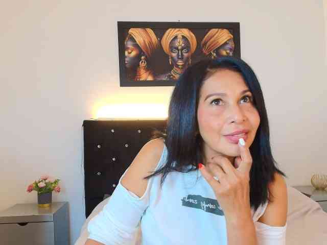 Shanon-mature webcam