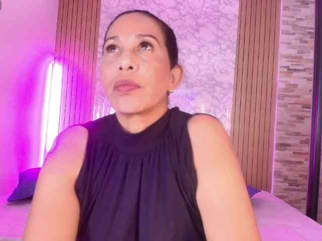 Shanon-mature webcam