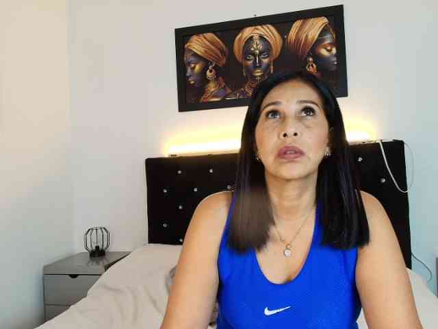 Shanon-mature webcam