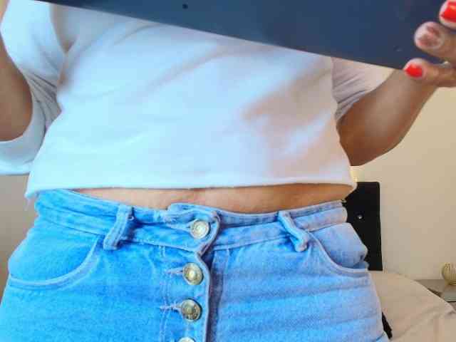 Shanon-mature webcam