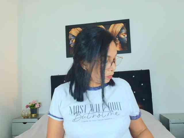 Shanon-mature webcam