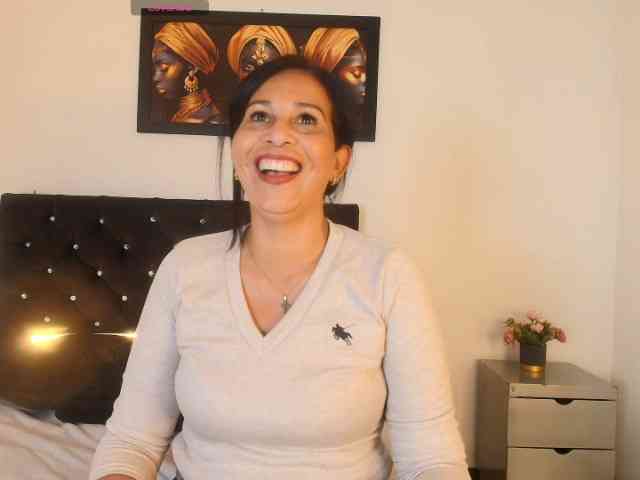 Shanon-mature webcam