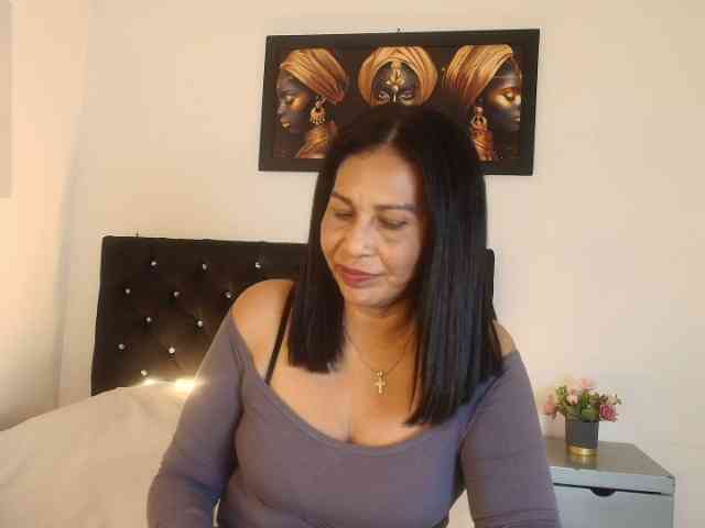 Shanon-mature webcam