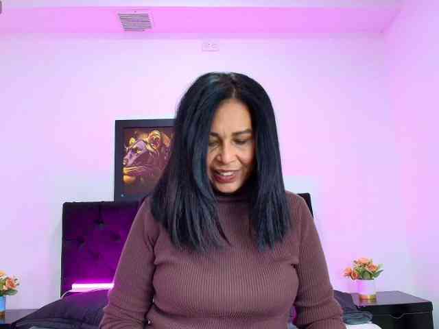 Shanon-mature webcam