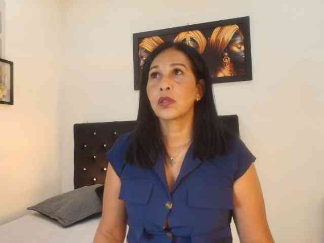 Shanon-mature webcam