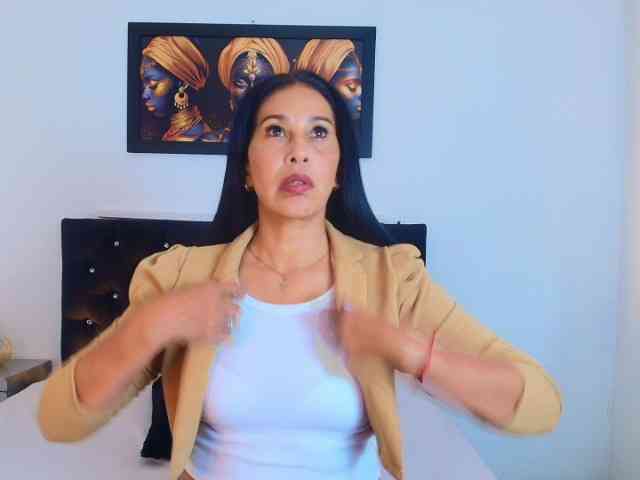 Shanon-mature webcam