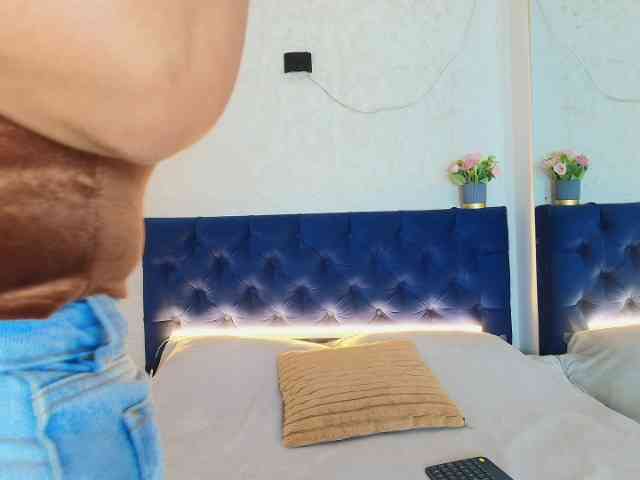 Shanon-mature webcam