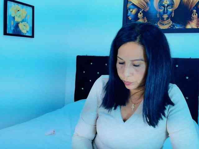 Shanon-mature webcam