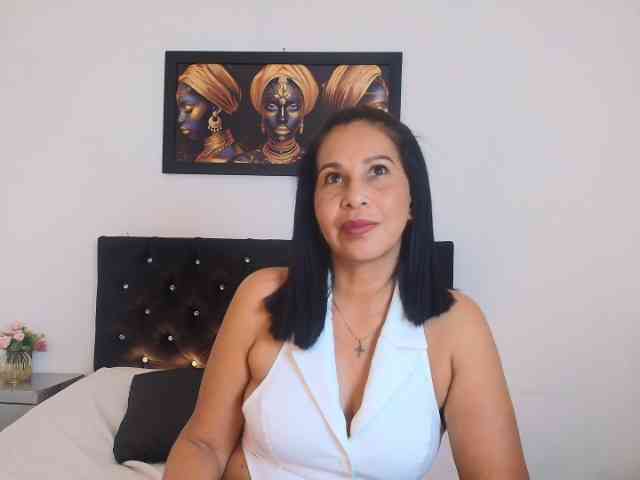 Shanon-mature webcam
