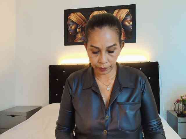 Shanon-mature webcam