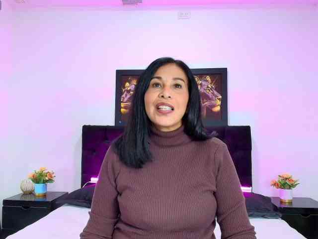 Shanon-mature webcam