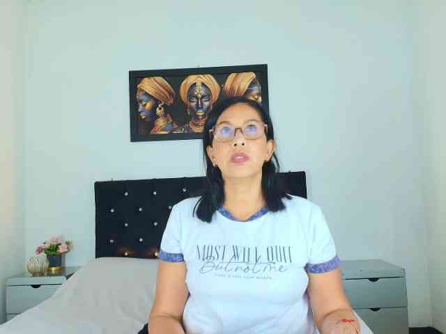 Shanon-mature webcam