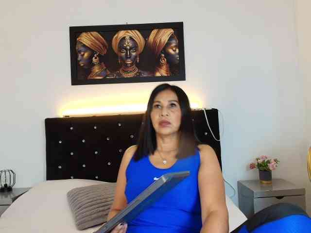 Shanon-mature webcam