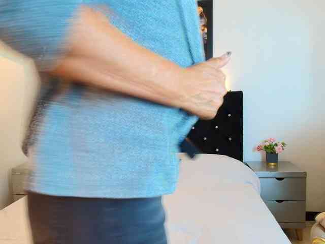 Shanon-mature webcam