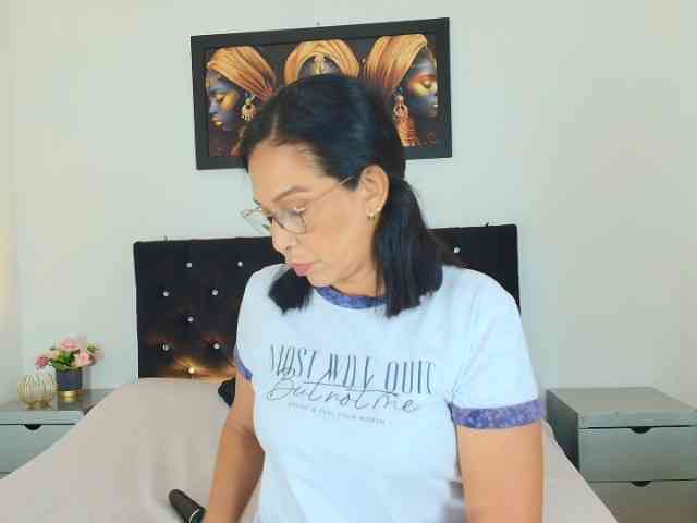 Shanon-mature webcam