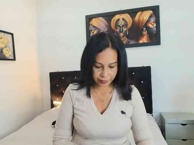 Shanon-mature webcam
