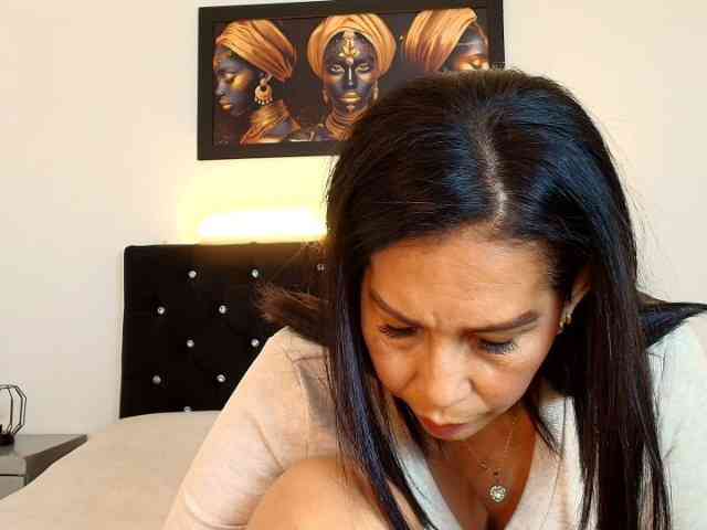 Shanon-mature webcam