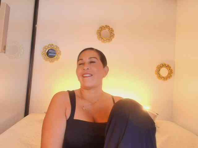 Shanon-mature webcam