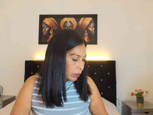 Shanon-mature webcam