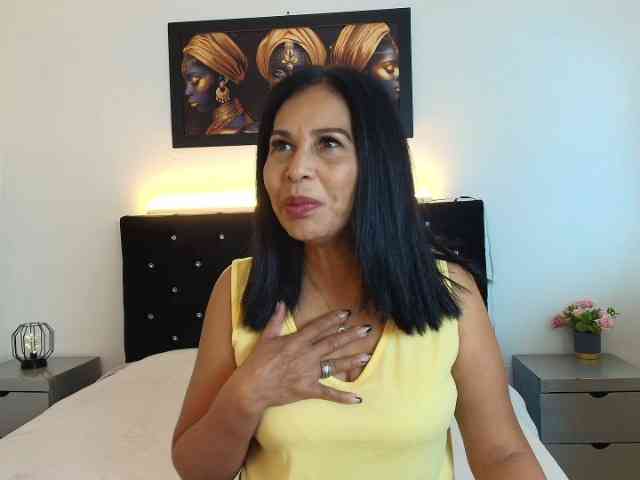 Shanon-mature webcam
