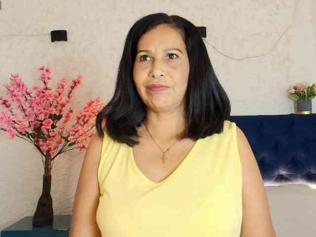 Shanon-mature webcam