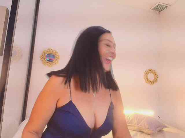 Shanon-mature webcam