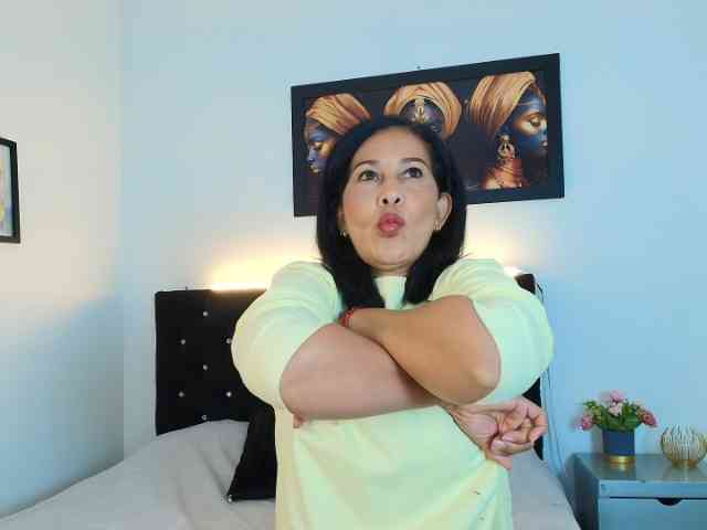 Shanon-mature webcam