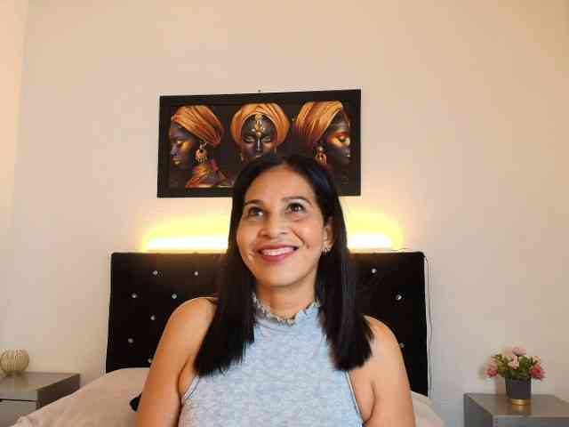Shanon-mature webcam