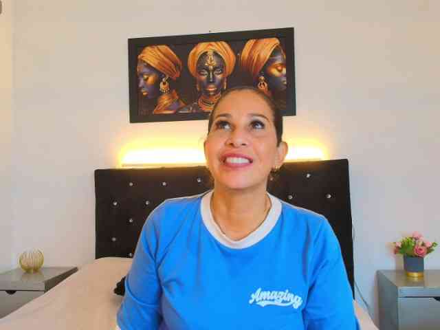 Shanon-mature webcam