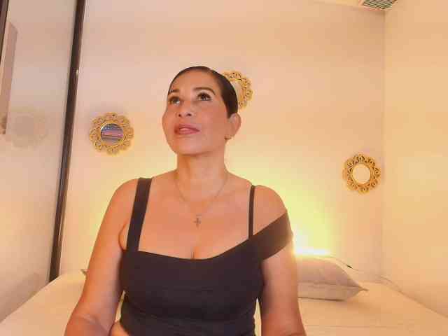 Shanon-mature webcam