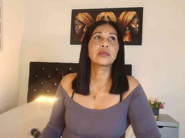 Shanon-mature webcam